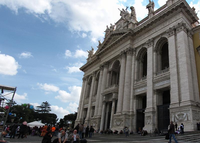 san giovanni in laterano.jpg - De basiliek van Sint-Jan van Lateranen (Italiaans: San Giovanni in Laterano). Vroeger de zetel van de Paus, een functie die in de middeleeuwen door de Sint Pieter werd overgenomen.Deze kerk is de bisschopskerk van het bisdom Rome. De Paus is bisschop van Rome, dus binnen de Katholieke kerk neemt deze basiliek een belangrijke plaats in.